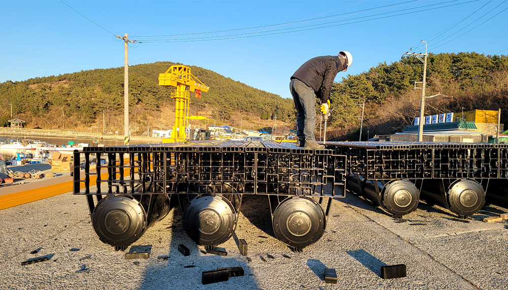 Floating Pipe and Upper Deck Assembly (Assembly of Government-Furnished Materials)
