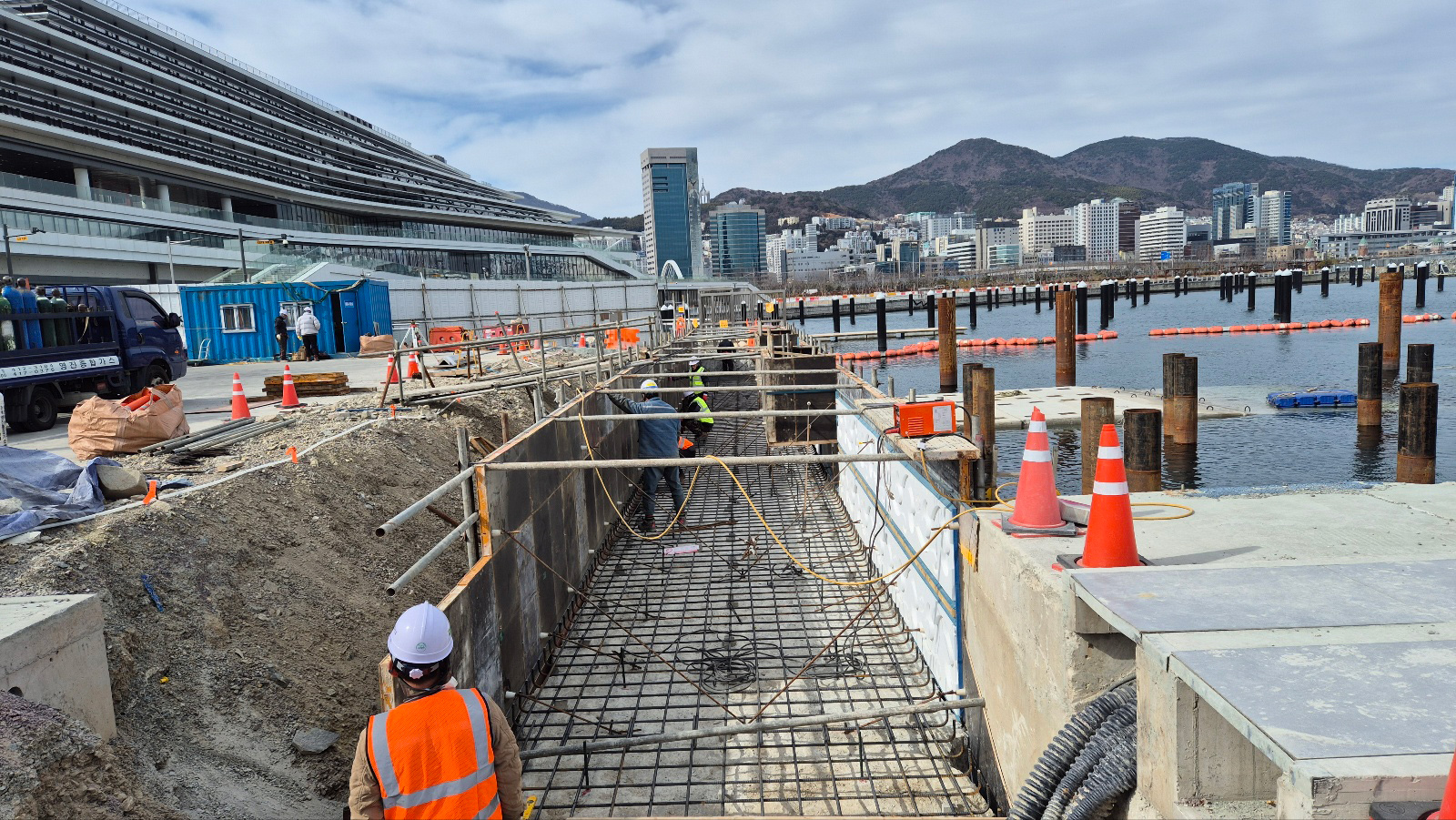 Capping Concrete Placement / Coping Concrete Placement