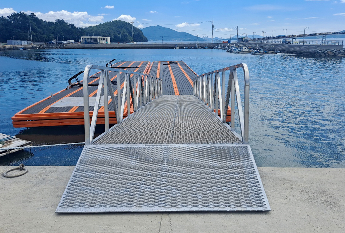 Connecting Foot Bridge Installation in Nakjipo Port, Sacheon-si, Gyeongsangnam-do