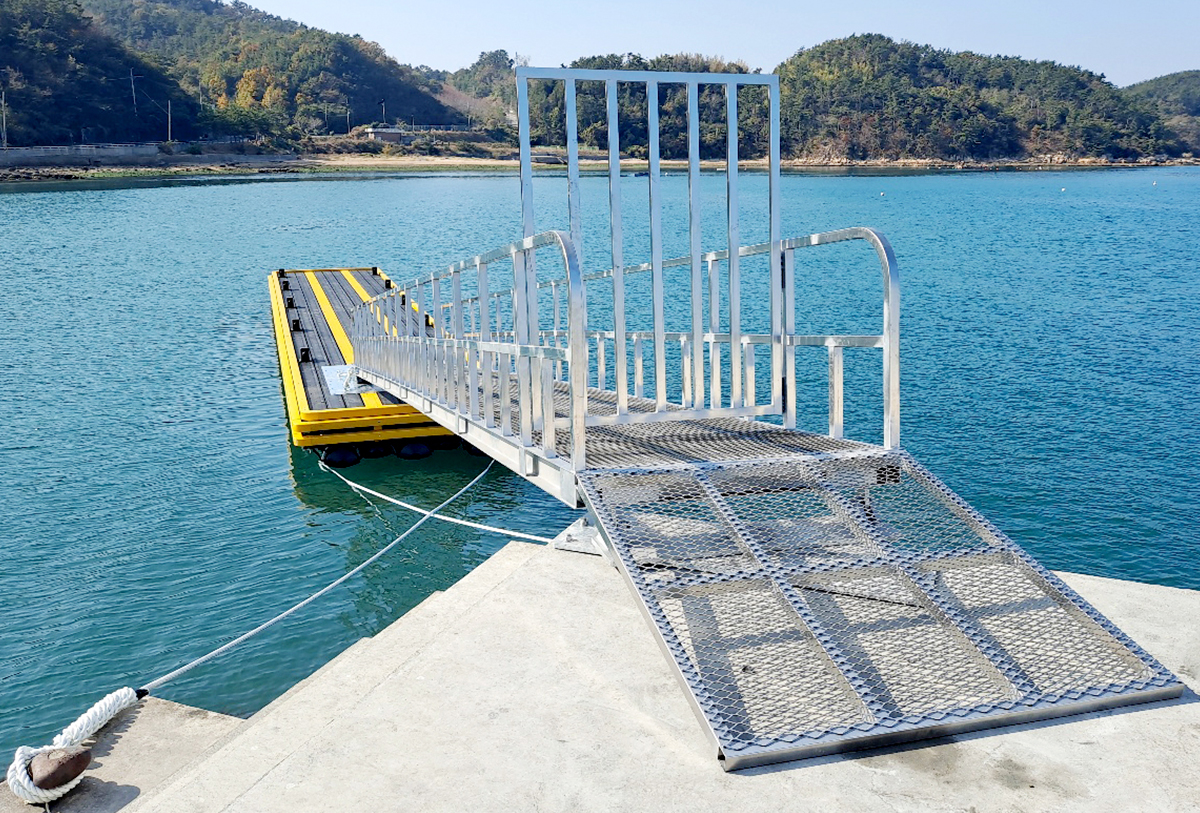 PE Pontoon Bridge Installation in Gooyang Port, Geoje-si, Gyeongsangnam-do